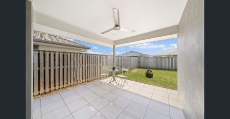 FANTASTIC FAMILY HOME WITH 2 LIVING! - Photo 3