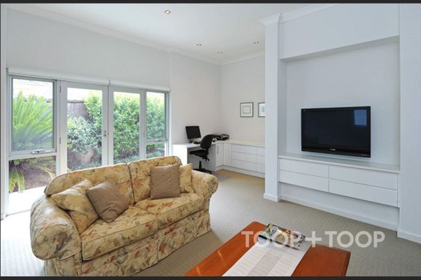 Entertainer's dream in the perfect location! - Photo 1