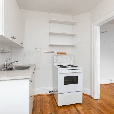 492 MONTROSE AVE. UNIT 11 - Studio/1Bath, Steps from TTC, *UTLS FREE* - Photo 1