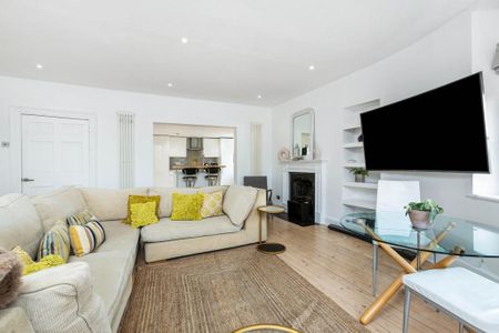 2 Bedroom Apartment, Mortlake High Street, London - Photo 3