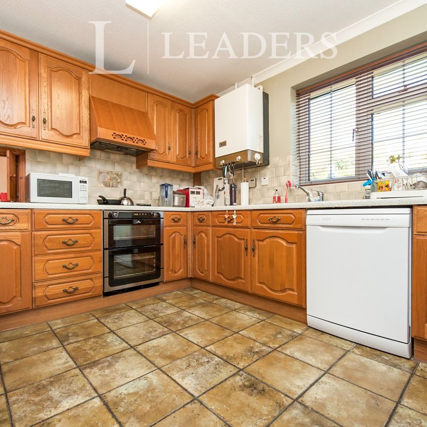 4 bedroom detached to rent Biddel Springs, Highworth - Photo 1