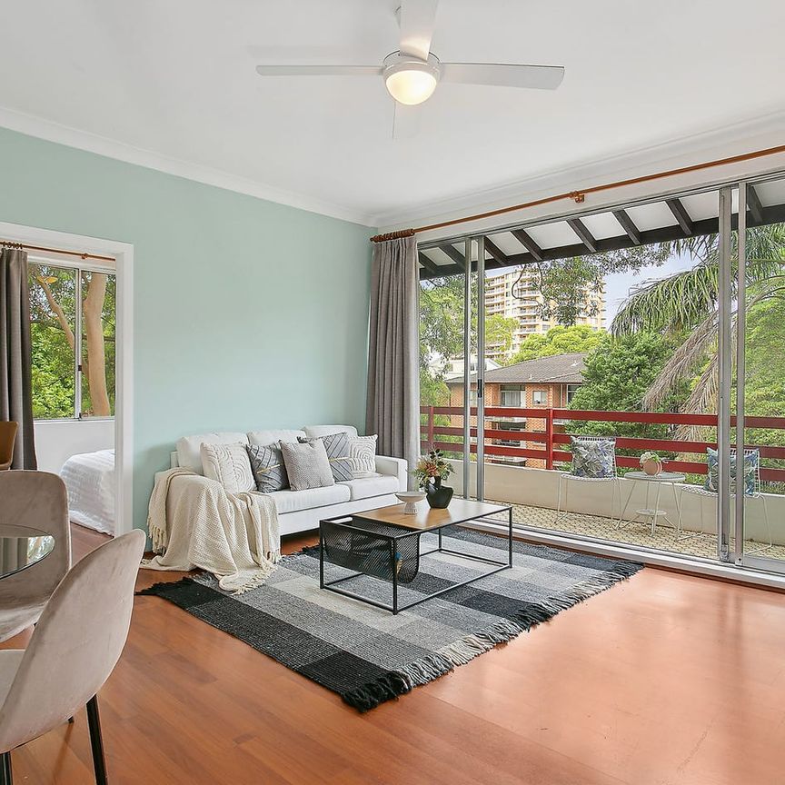 Lush Treetop Residence In Rockdale: Double Brick, Third Bedroom/Home Office, Two Balconies, Internal Access To Garage, Walk to Train, Cafes & Shops. - Photo 1