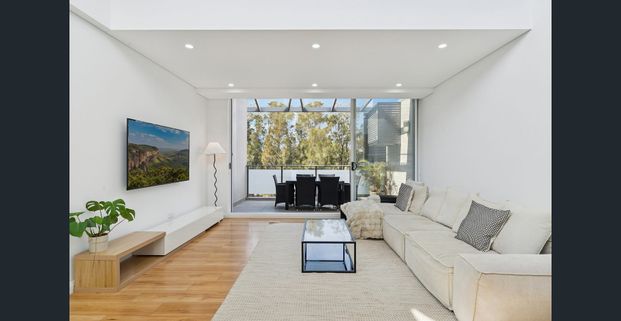 Jade Gardens: Heavenly Top Floor Chic Apartment With Light, Tree Top Views, Skylight, High Ceilings, Lift Access, Walk to Bayside, Train, Bus & Cafes - Photo 1