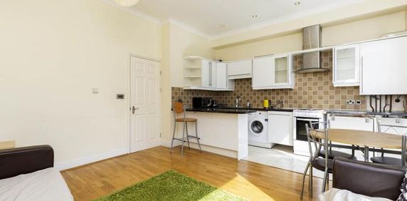 3 Bedroom, 1 bath, 1 reception Flat - Photo 2