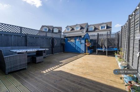 4 bedroom end of terrace house to rent - Photo 5
