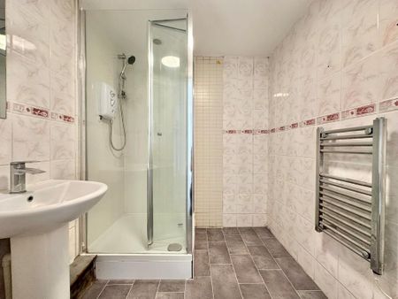 3 bedroom flat to rent - Photo 4