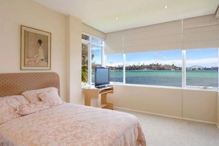 Great apartment in prime location with water views - Photo 5