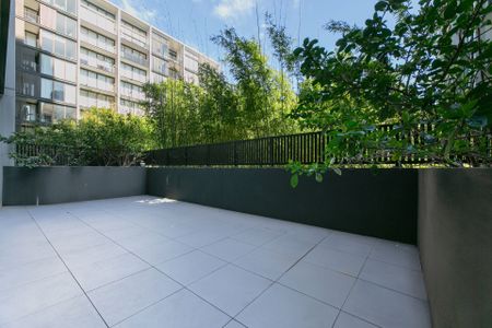 Luxury brand new 1 bedroom+1 large study with door with 2 bathrooms - Photo 3