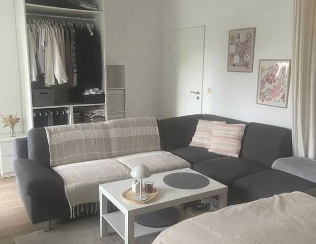 Helles Apartment mit Einbauküche und Balkon - Foto 1