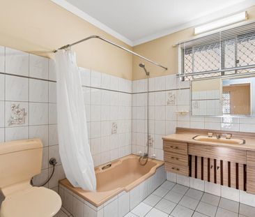 Family Home - Photo 4