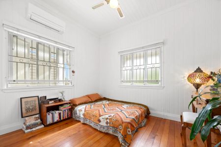 Charming 1920s Family Home with Entertainer’s Veranda – Under 7km from CBD - Photo 3