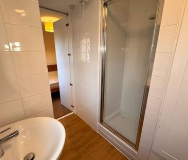 2 Bed, Flat - Photo 4