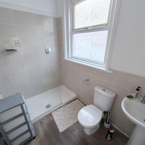 Room For Rent 52 Somers Road, Southsea - Photo 2