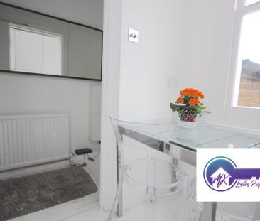 1 bedroom in a flat share to rent - Photo 4