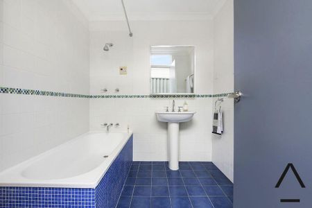 Sophisticated home in cul de sac - Photo 5