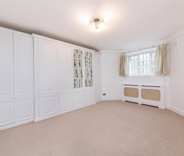 3 bedroom flat in Hampstead - Photo 6