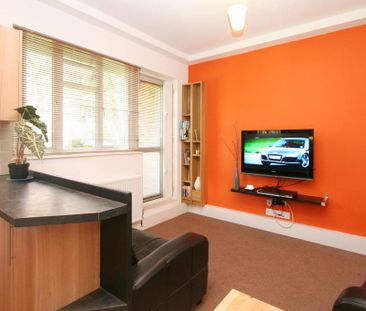 1 bedroom in a flat share to rent - Photo 4