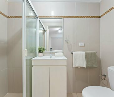 Spacious 3 Bedroom Courtyard Apartment! - Photo 2