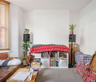 A good size one bedroom in a red brick mansion block with a private... - Photo 4