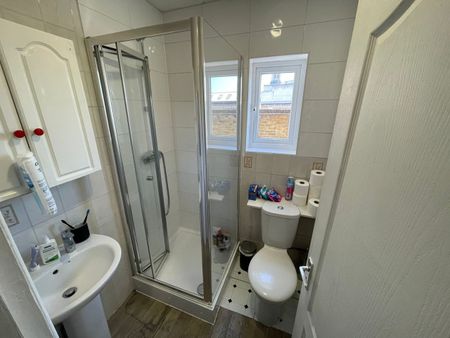 1 Bed Flat, High Street, W3 - Photo 3