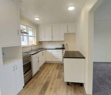 Spacious Four-Bedroom, Two-Bathroom Home for Rent in Brookfield - Photo 4