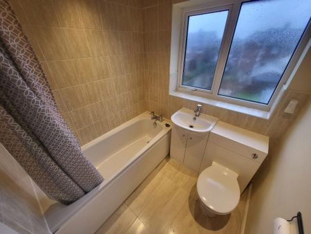 3 bedroom semi-detached house to rent - Photo 4