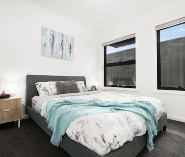 Stylish and Convenient Townhouse in Glenroy - Photo 2