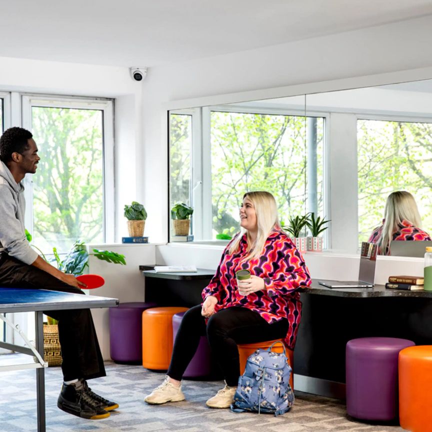 Large High Double Ensuite - Photo 1