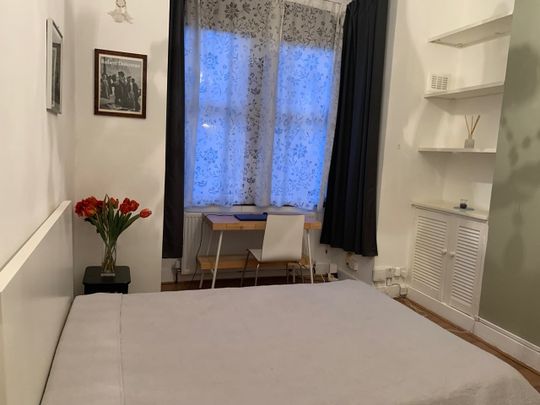 Studio Flat, Queens Road, N11 - Photo 1