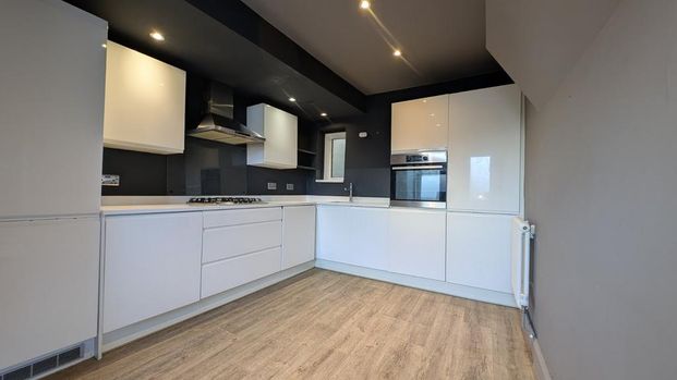 2 bedroom end of terrace house to rent - Photo 1