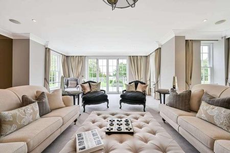 Fairbourne Manor, Chobham, GU24 - Photo 5