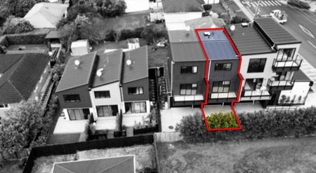 2 Bedroom + Office and internal access garage ! - Photo 3