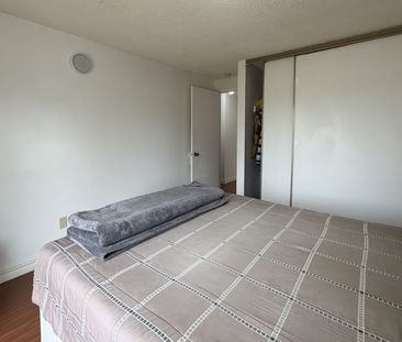 For Lease - 17 Brisbourne Grove, Toronto, Ontario - Photo 5