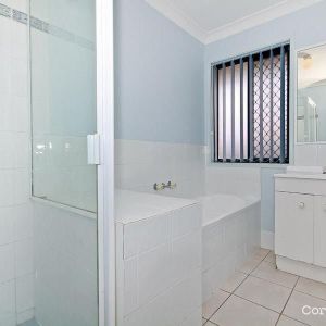 Spacious Family Home - Available from 20th October! - Photo 3