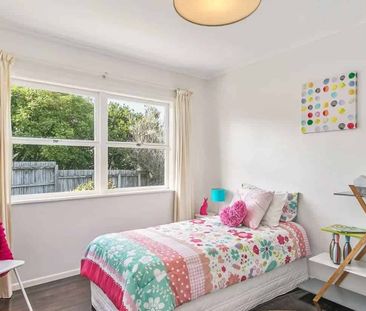 Spacious 4-Bedroom Home on a Big Fully-Fenced Sect - Photo 5