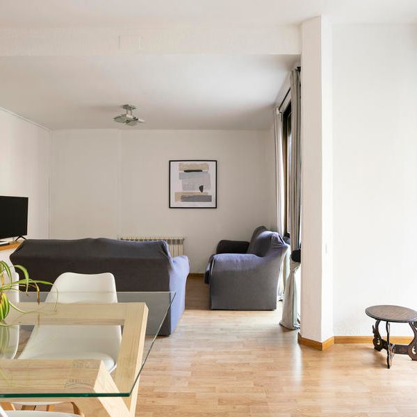 Spacious 3-bedroom Apartment with Balcony near Sagrada Familia - Photo 1
