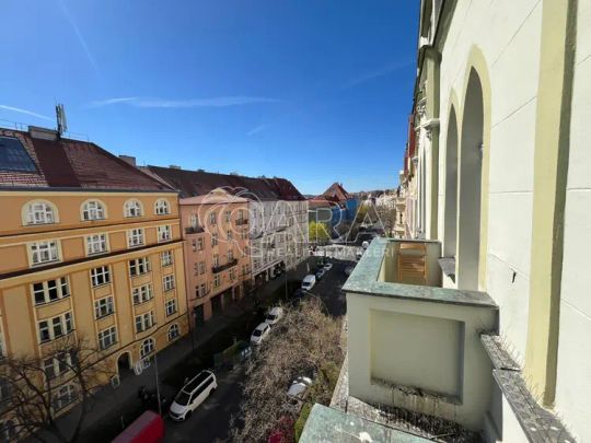 Stylový byt 2+kk se dvěma balkony na pomezí Vinohrad a Vršovic - Photo 1