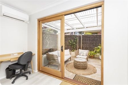 🏡 Elegant Hamptons-Inspired 3-Bedroom Townhouse in Claremont - Photo 5