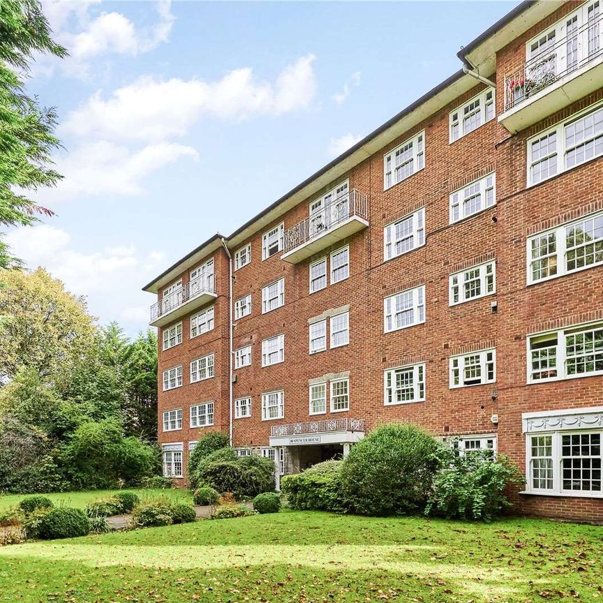 A bright and spacious two bedroom apartment , overlooking the common. - Photo 1