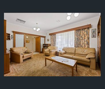 Spacious Family Living with Flexible Layout - Partially Furnished - Photo 2