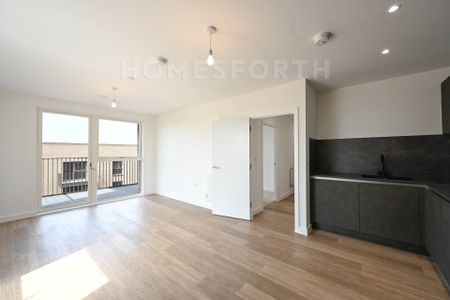 3 Bedroom Apartment - Photo 2
