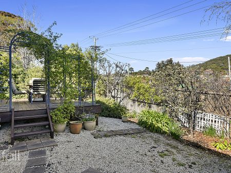 Bright and Spacious Family Home - Photo 4