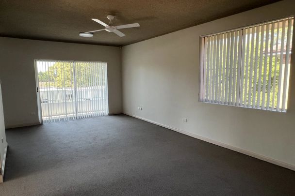 Large Three Bedroom Unit! - Photo 1