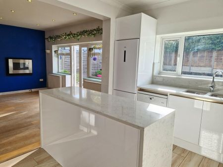 4 bedroom detached house to rent - Photo 5