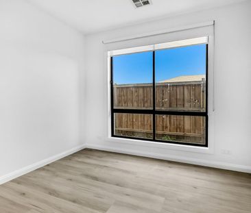 Modern Family Home in Wollert - Photo 3