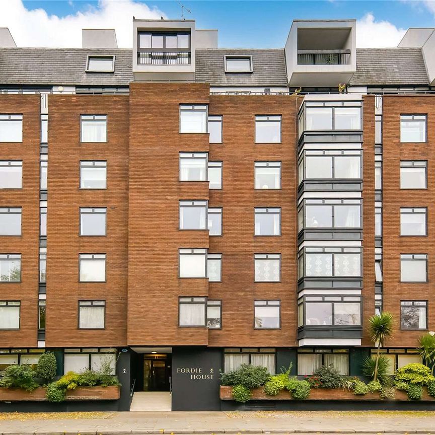 A bright and lateral two bedroom apartment benefiting from a lift and boasting beautiful views over Cadogan Place gardens. - Photo 1