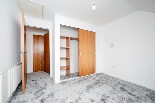 2 bed, top floor flat. - Photo 1