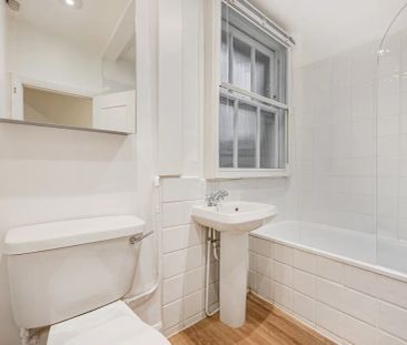 3 bedroom flat in London - Photo 6