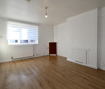 1 Bedroom Maisonette - Garden To Let - Photo 2