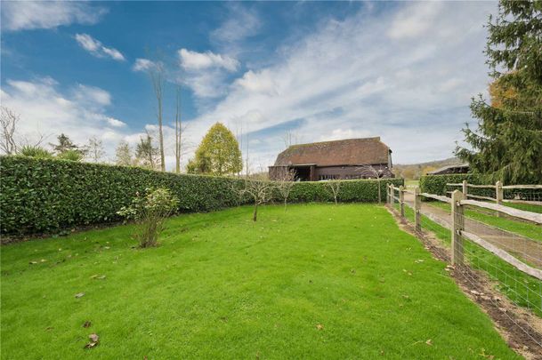 An idyllic country cottage on a working farm with an enclosed garden, parking and a modern interior. - Photo 1